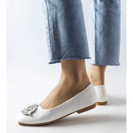 Vita ballerinor med Miren-brosch 1