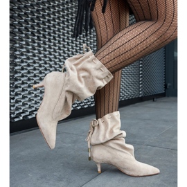 Låga slip-on stövlar i beige ekomocka 1