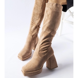 Beige varma stövlar på en massiv Fantino-klack 1