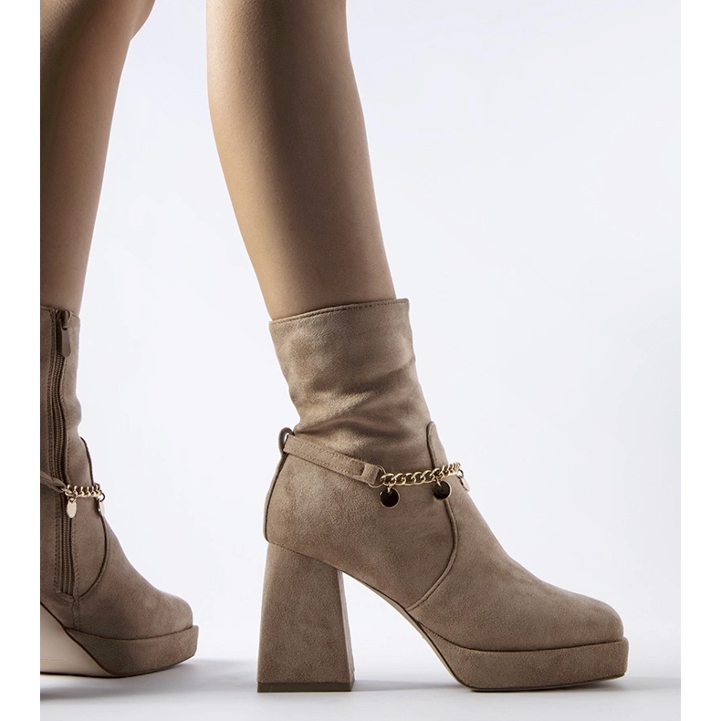 Beige isolerade ankelboots med Saviore-hänge 1