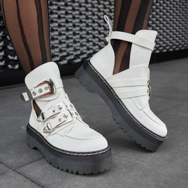 Vita stövlar på Lograto-plattformen 1