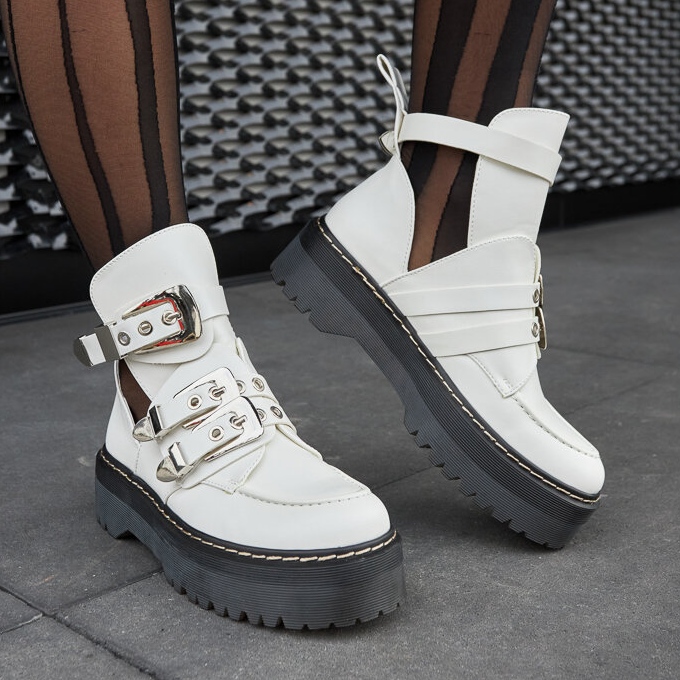 Vita stövlar på Lograto-plattformen 1