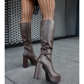 Bruna stövlar med plattform och klack från Zoccorino 1