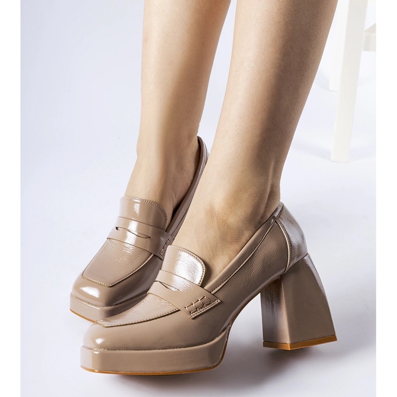 Beige patentpumps med västklack 1