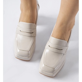 Grå patentpumps med västklack 1