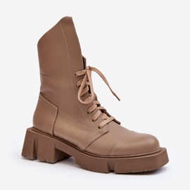 Arbetarstövlar i läder för kvinnor på en stor platt klack Zazoo 976A mörkbeige 2