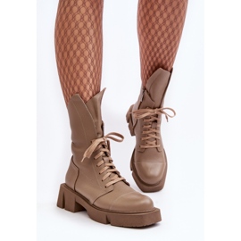 Arbetarstövlar i läder för kvinnor på en stor platt klack Zazoo 976A mörkbeige 1