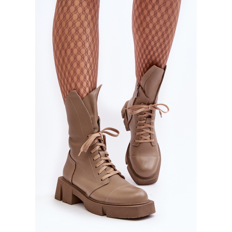 Arbetarstövlar i läder för kvinnor på en stor platt klack Zazoo 976A mörkbeige 1