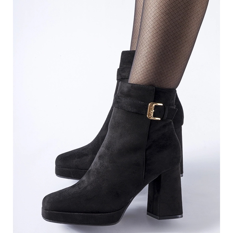 Svarta isolerade klassiska Caio högklackade ankelstövlar 1