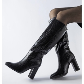 Svarta stövlar med Facino-prägling på hälen 1