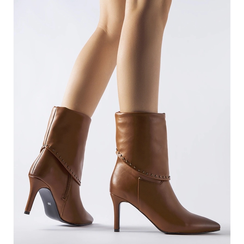 Bruna isolerade stövlar med Cipresso högklack 1