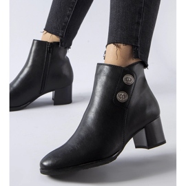 Svarta isolerade stövlar med låg klack från Guido 1