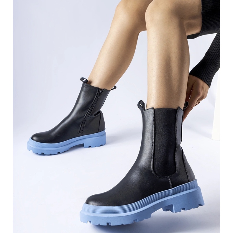 Georgettes svarta skor med blå sula 1