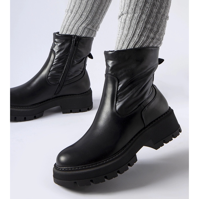 Svarta ankelboots med dekorativ ovandel från Garrett 2