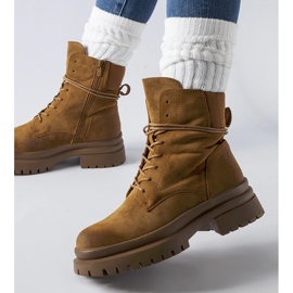 Bruna stövlar med sliten tå från Vadnais 1