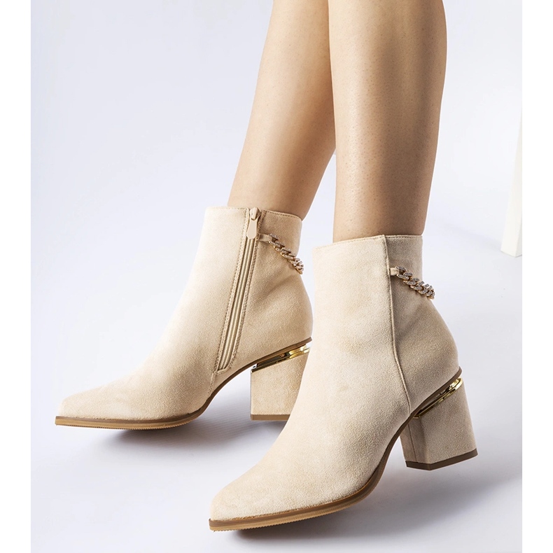 Beige isolerade Hiney stövlar 1