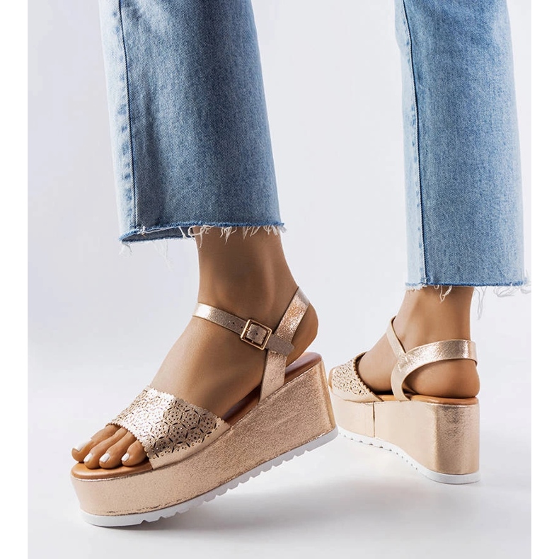 Genombrutna plattformssandaler i guld från Stockton gyllene 1