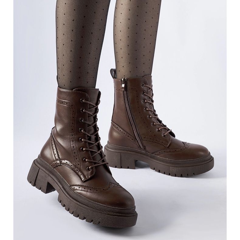 Bruna stövlar dekorerade med Niclasömmar 1