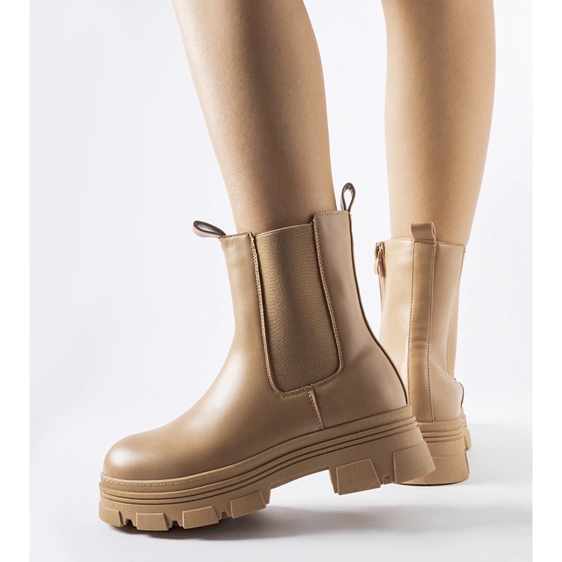 Beige stövlar på Placido-plattformen 1
