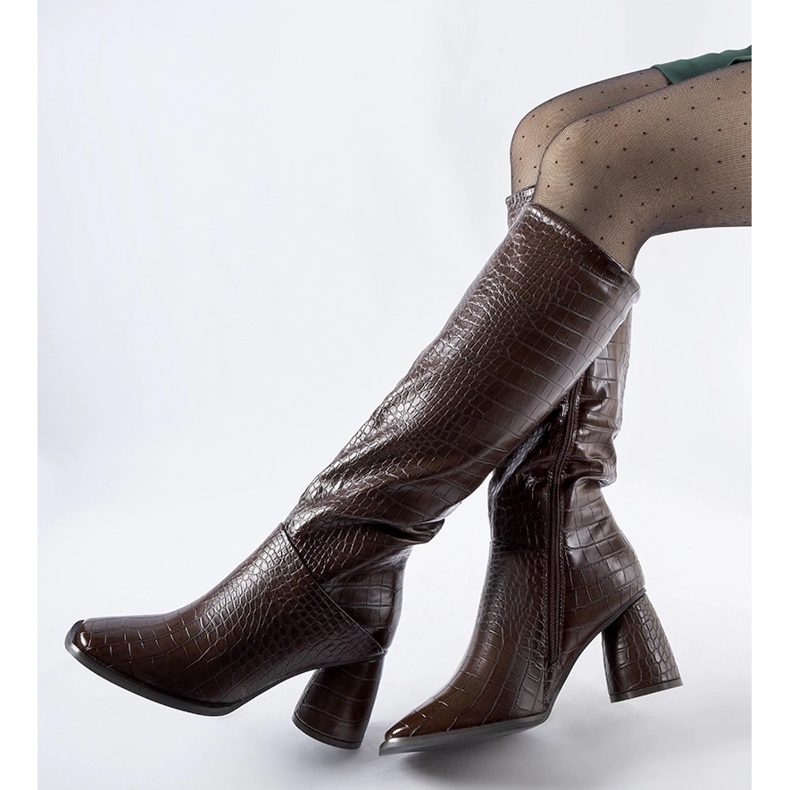 Bruna stövlar dekorerade med Council-prägling 1