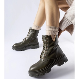 Mörkgröna isolerade arbetarstövlar med Fru cutout 1