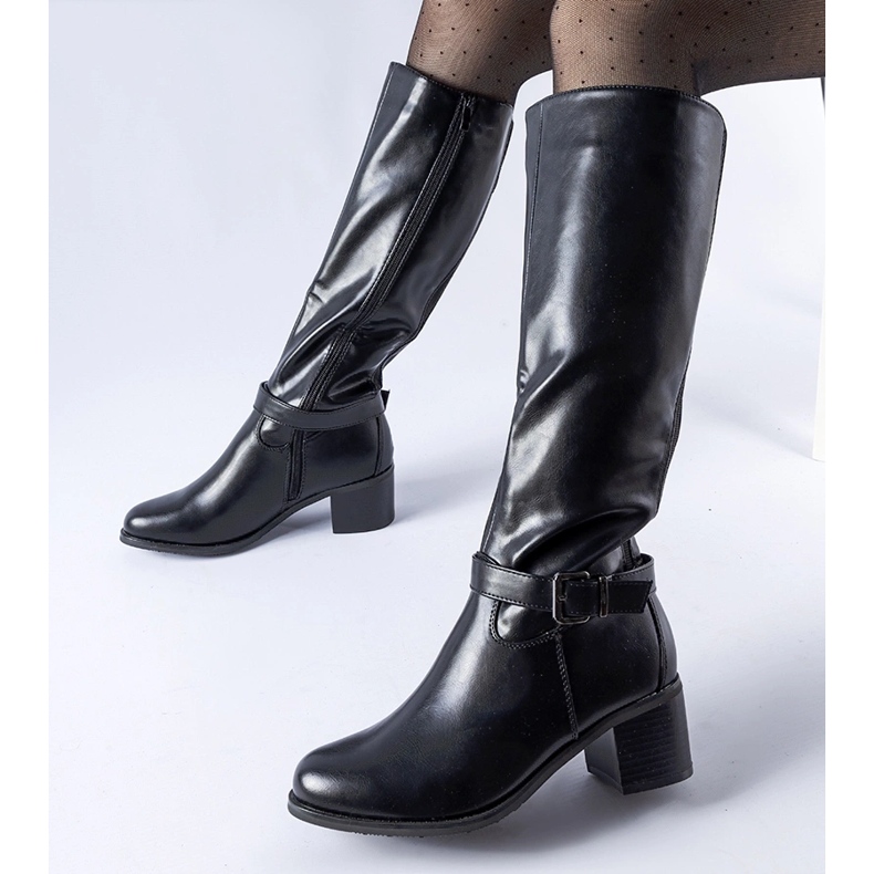 Svarta stövlar med ett dekorativt Ernest-spänne 1