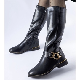 Svarta isolerade stövlar dekorerade med ett Ortega-spänne 1