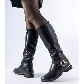 Svarta isolerade stövlar dekorerade med ett Ortega-spänne 2