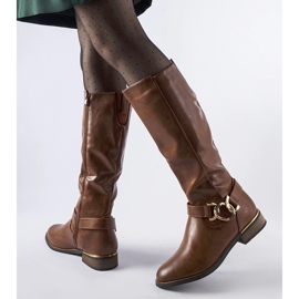 Bruna isolerade stövlar dekorerade med ett Ortega-spänne 2