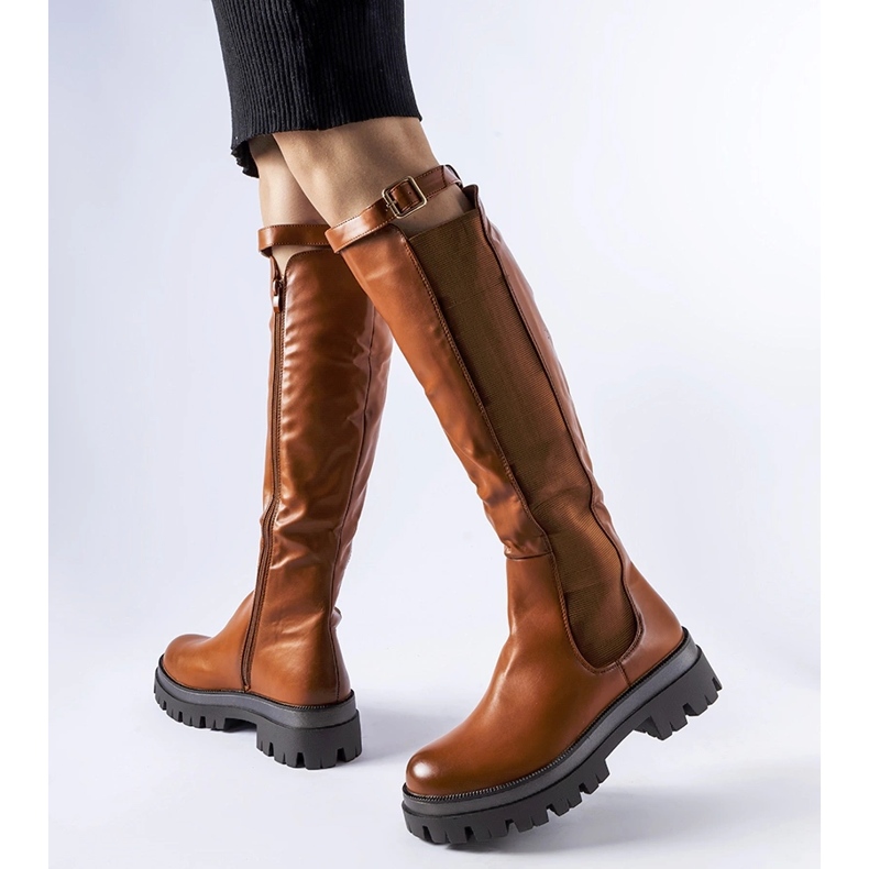 Bruna massiva stövlar dekorerade med ett Stuart-bälte 1