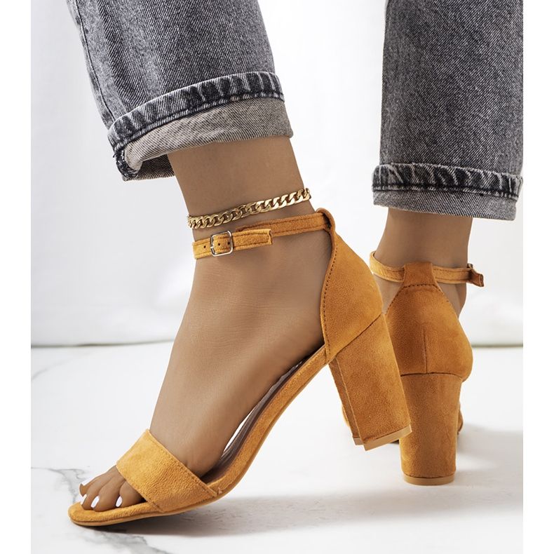 Bruna sandaler på Karellastolpen mångfärgad 1