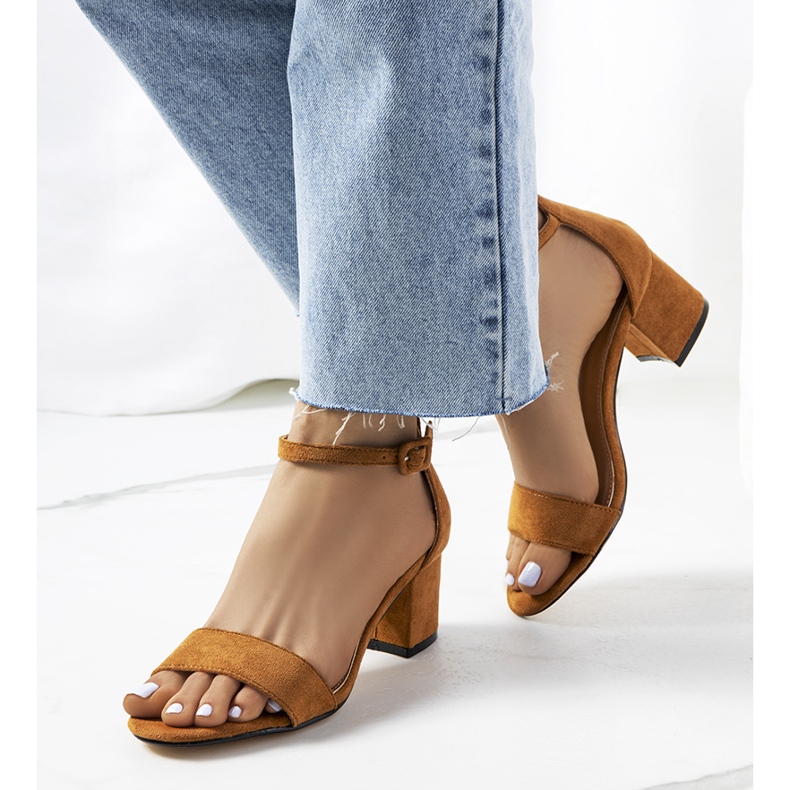 Bruna sandaler på Deshe-stolpen 1