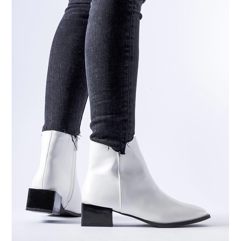 Vita isolerade fyrkantiga klackstövlar Boris 1