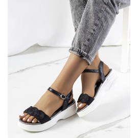 Svarta sandaler på Nandy-plattformen 1