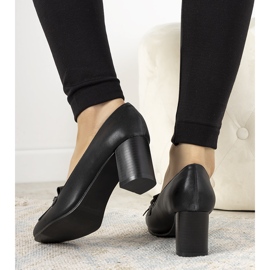 Svarta pumpar på en stolpe av Alices ekoläder 1