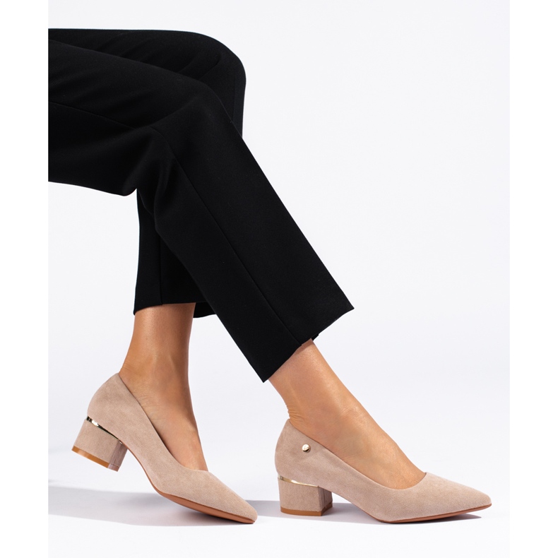 Beige lågklackade pumps från Vinceza 1