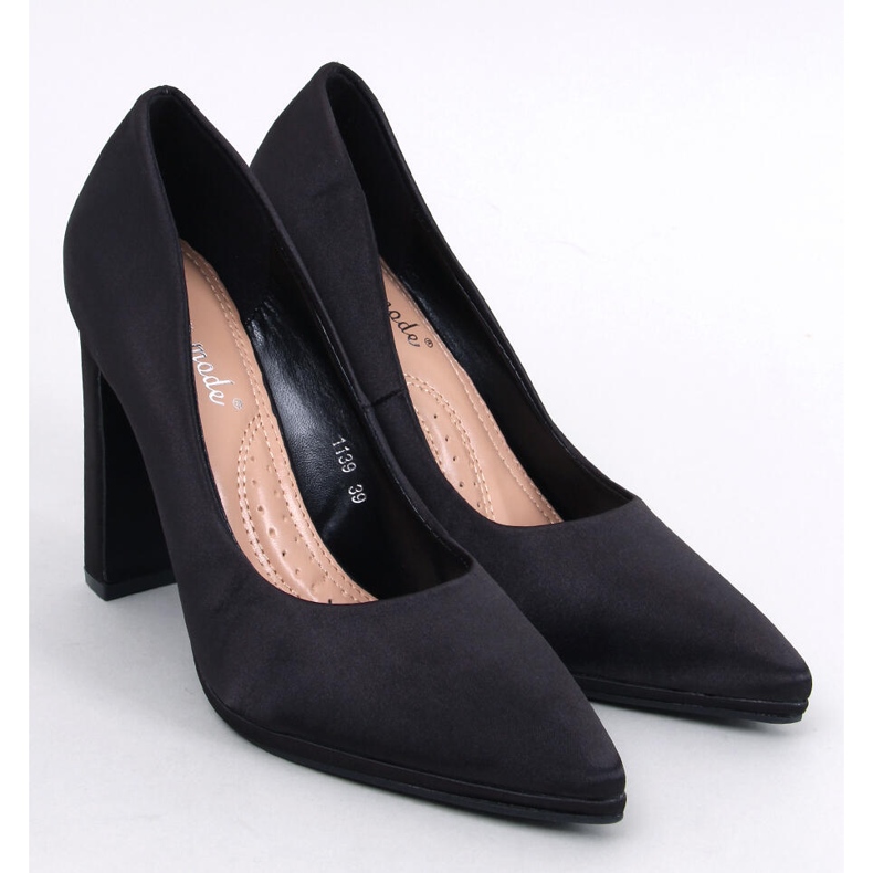 Olivv Black satin pumps med breda klackar svart 1