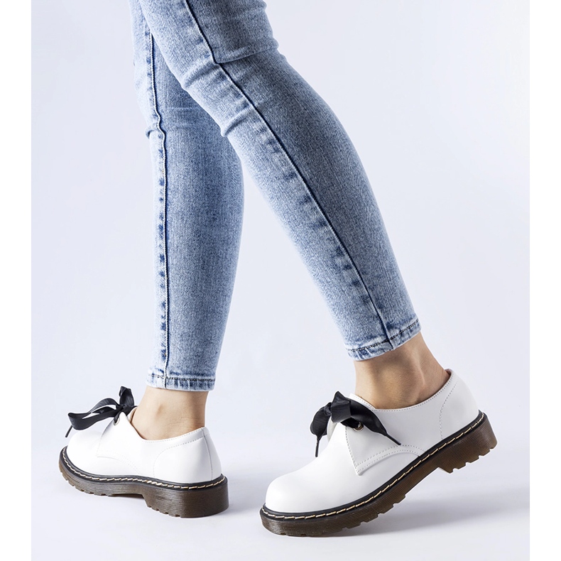 Vita skor med dekorativ rosett från Rodriguez 1