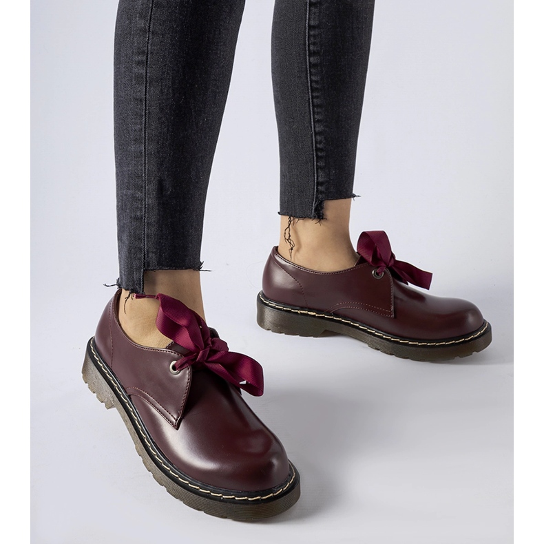 Rödbruna skor med dekorativ rosett från Rodriguez 1