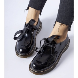 Svarta lackskor med Rodriguez-rosett 1