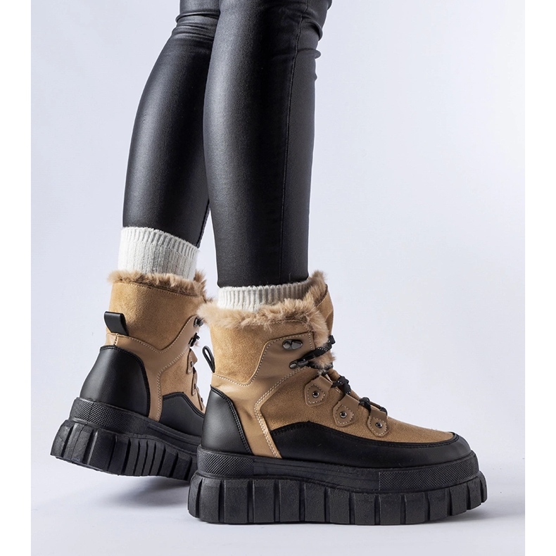 Beige stövlar med massiv Cervantes-sula 1