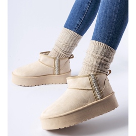 Beige snökängor på Dennison-plattformen 1