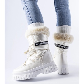 Beige isolerade snökängor med Giorgio-inskriptionen 1