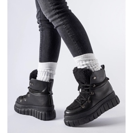 Svarta ankelboots på en massiv Sforza-plattform 1