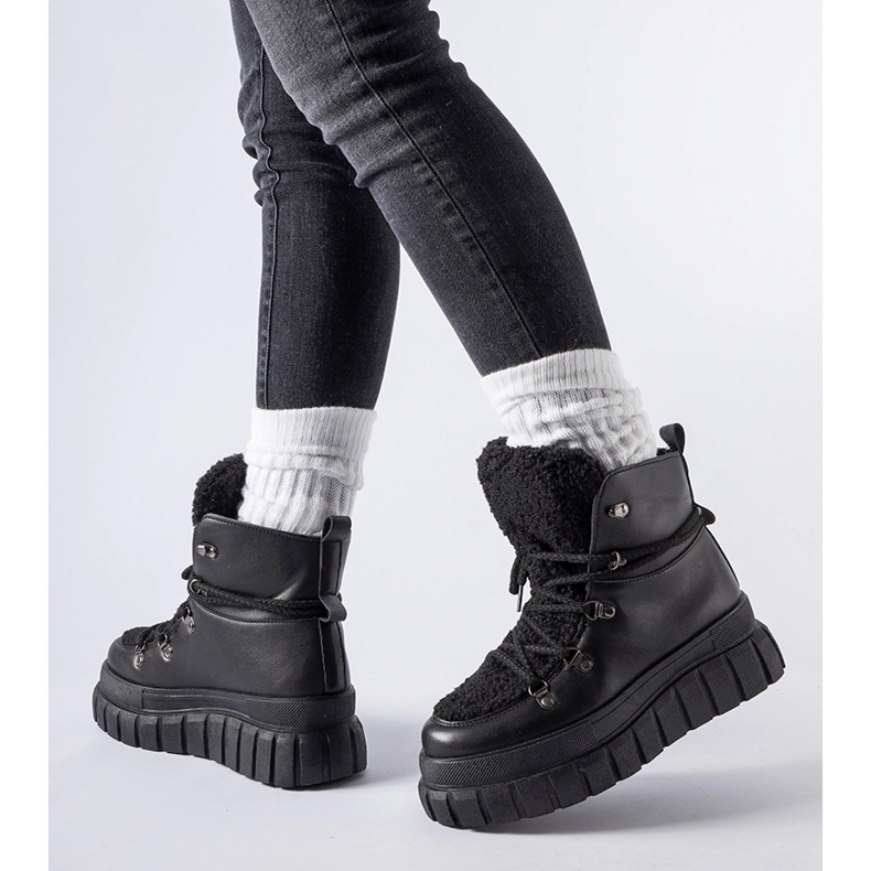 Svarta ankelboots på en massiv Sforza-plattform 1