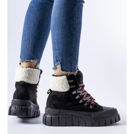 Svarta isolerade sneakers på Ottiol-plattformen 1