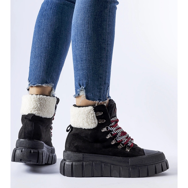 Svarta isolerade sneakers på Ottiol-plattformen 1