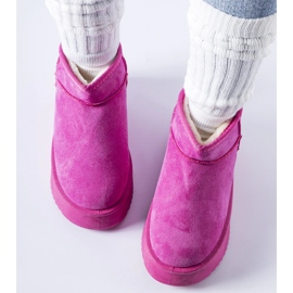 Rosa isolerade snöstövlar på Miso-plattformen 2