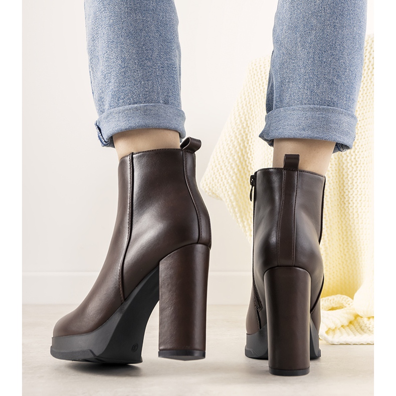 Klassiska damfärgade damskor på Feria -stolpen brun 1