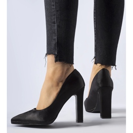 Stilettpumps i svart satin från Rivers 1